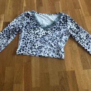 Säljer dena tröja ❤️💗 - Jag har provat tröjan 1 gång och då var den för stor ❤️💗