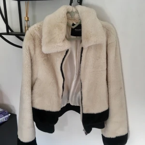 Jacka från pull and bear - Fluffig beige/svart jacka från pull and bear, strl M