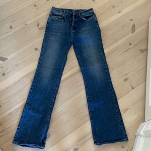 Smickrande bootcut jeans som inte görs längre. Storlek 30 åt det mindre hållet. Små ljusa fläckar på framsida, se bild. Syns inte mkt men bra att känna till. 