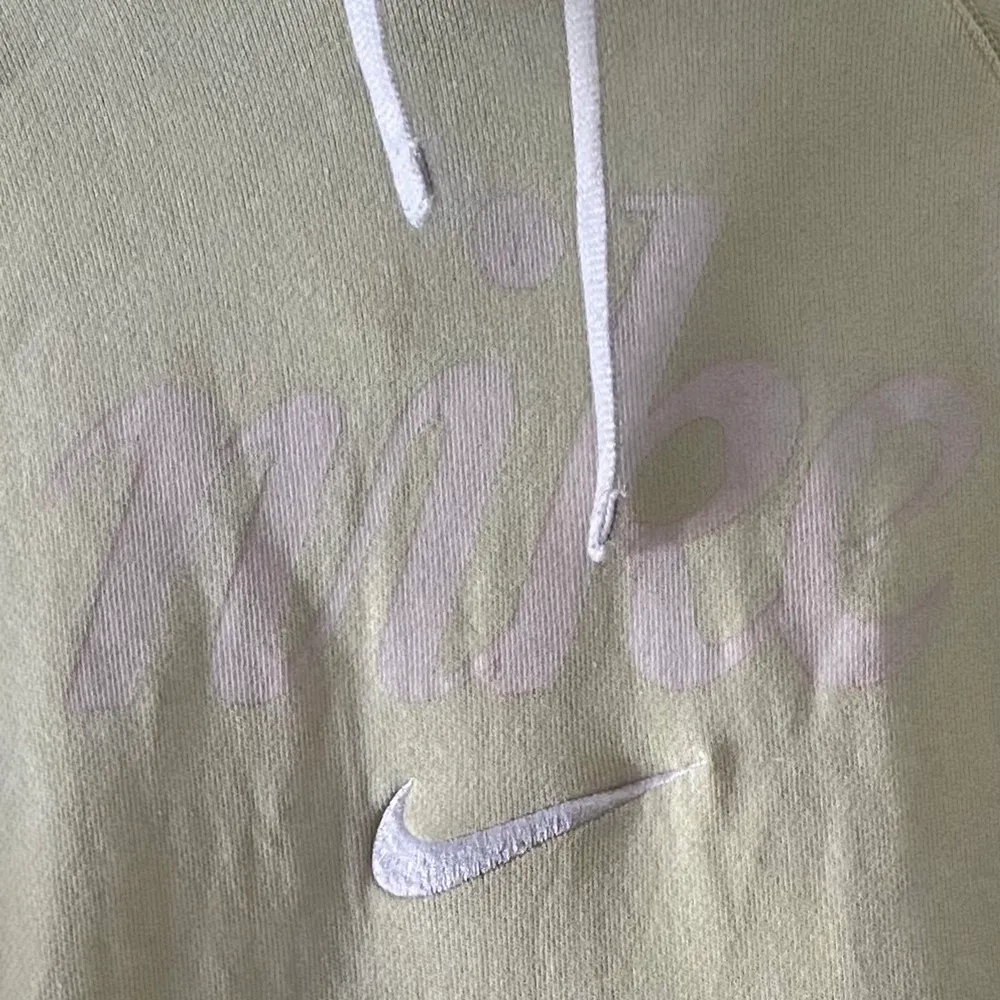Säljer denna Nike hoodie för 150kr eftersom den inte används längre, du står för frakten. Den är lite sliten vid snörena men annars felfri. Den är nytvättad. går att pruta. . Hoodies.