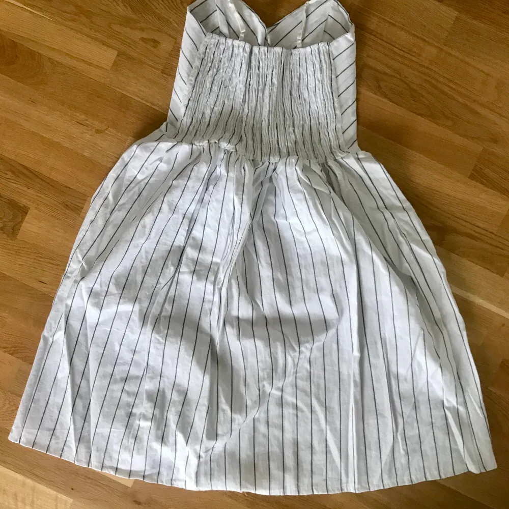 Säljer sommar klänning i bomull som passar storlek 38-40. Den är helt ny (resterna efter min webb butik). Inga hål, fläckar, helt ny, aldrig använd. . Klänningar.