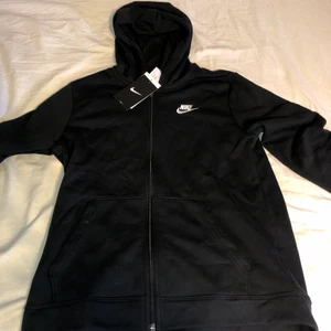 Nike zip hoodie - Helt ny Nike hoodie aldrig använd. Köpte fel storlek och den är för stor för mig.