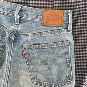 Levi’s 501 jeans - Original Levi’s 501 jeans i bra skick. Light wash. Storlek 25/32 (jag är 1,70m, brukar ha xs och de sitter lite oversized). Nypris 1200 sek.