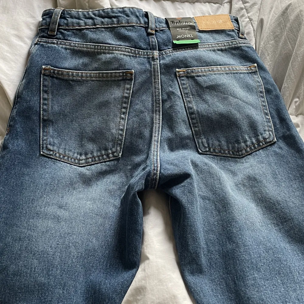 Raka jeans, mörkare tvätt. Medelhög midja helt oanvända✨ köparen står för frakt 60kr . Jeans & Byxor.