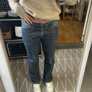 Lågmidjade jeans - Jag säljer nu mina lågmidjade jeans köpta på secondhand! I en mörkblå färg, i skönt material! W32 L34, snöre finns på insidan ifall midjan skulle vara lite stor🥰Frakt tillkommer❣️