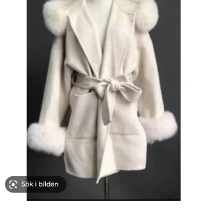 Kappa - kappa köpt i vintras, använt få gånger, skriv privat för egna bilder, utan armpälsen , passar mig som har storlek M