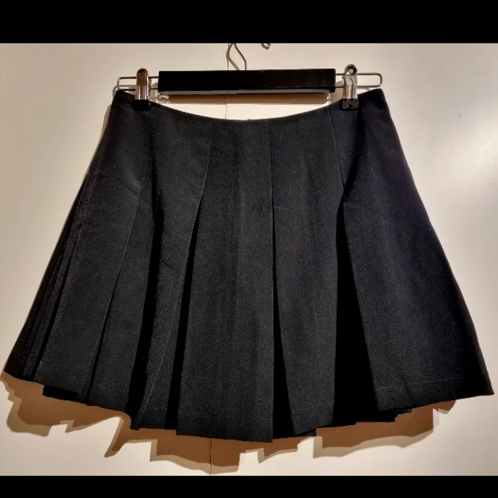 Söt lågmidjad minikjol från Monki, på lappen står det storlek 34 men är stor i storlek och passar nog S/M bättre. Dragkedja baktill. Snygg kjol som kan matchas på många olika sätt 🖤. Kjolar.