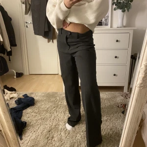 Gråa kostymbyxor low waist - Så snygga gråa kostymbyxor 