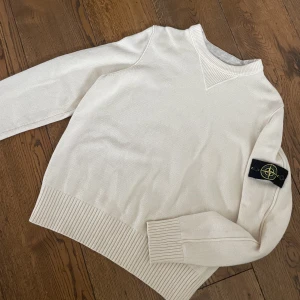 Stone island tröja - Stickad tröja från stone island. Säljes i Befintligt skick. Fint använd. Str m