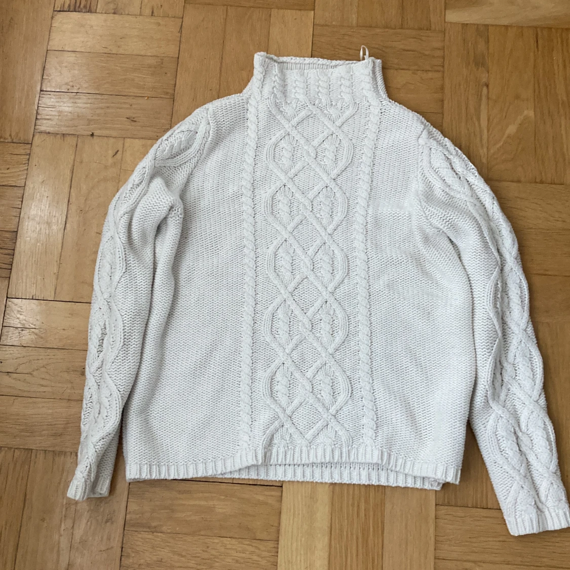 Vit trästickas tröja