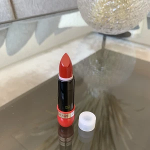 Rött läppstift  - Säljer ett rött läppstift, aldrig använd 