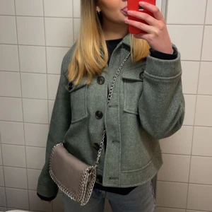 Jacka/kappa - Säljer min fina tyg jacka. Super fint skick, som ny. Storlek S men funkar även som XS och M. Köpte för 599kr.💞