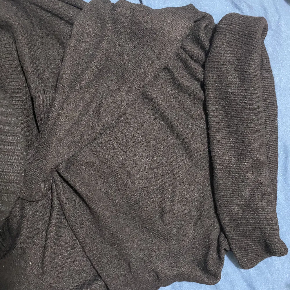 Jätte fin stickad svart off shoulder tröja från Hm. Säljer pågrund av att den är för stor på mig. Den är i bra skick och bara använd 1 gång. ❤️. Tröjor & Koftor.