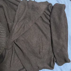 Jätte fin stickad svart off shoulder tröja från Hm. Säljer pågrund av att den är för stor på mig. Den är i bra skick och bara använd 1 gång. ❤️