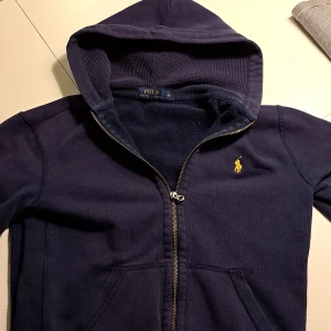 Polo Ralph Lauren zip hoodie - Hoodien är i använt skick fast ändå ganska bra. Storlek XS. Och utan snören.