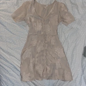 H&M klänning - Klänning från h&m! Beige/off white 💓 typ diskreta broderade blommor på, gammal kollektion.