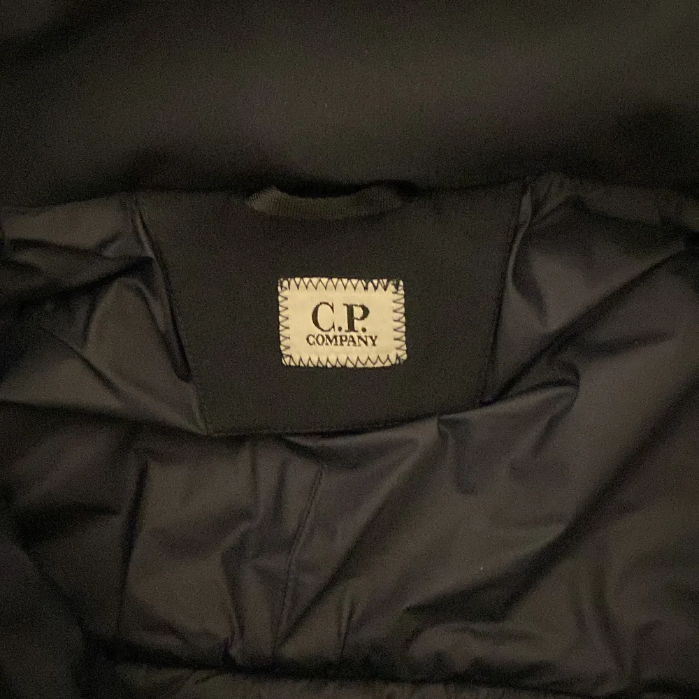 CP Company shell mixed jacket. Mörk blå. Storlek 52 (L). Bra skick 8,5/10. Pris kan diskuteras. Original pris 5200 kr (trouva). Jackor.