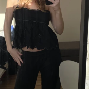Svart top - Svart festtopp! Väldigt sparsamt använd och inget tecken på användning alls! 🖤