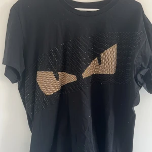 Fendi T-shirt  - Storlek - xl Skicka okej 