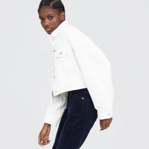 Kort manchesterjacka vit zara M - Kort manchesterjacka / piléjacka från Zara. Vit och beiget fluff inuti. Storlek M. Köpt för 600. Tecken på användning. 