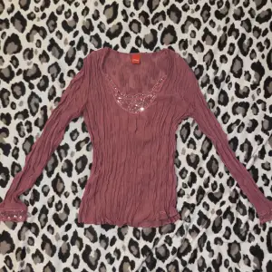 Jätte söt rosa långärmad tröja/blus med glitter💓⭐️ knappt använd😁 står storlek L men skulle mer säga S/M 