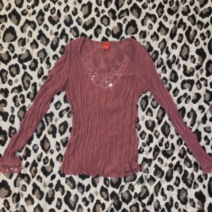 rosa blus - Jätte söt rosa långärmad tröja/blus med glitter💓⭐️ knappt använd😁 står storlek L men skulle mer säga S/M 