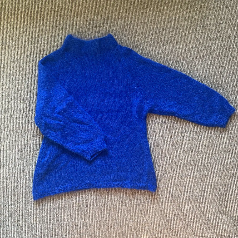 Superfin vintage stickad tröja i härlig färg. Den har en väldigt fin lite högre krage. Stickat.