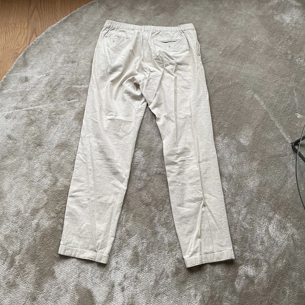 Ett par luftiga och sköna linnebyxor från Uniqlo. Storlek: L. Jeans & Byxor.