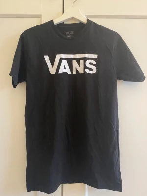 T-shirt  - En fin svart t-shirt från Vans.