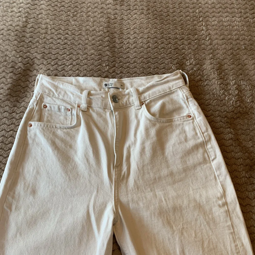 Krämvita jeans från ginatricot i modellen ”90s high waisted jeans” de är i storlek 34 och är bara använt ett fåtal gånger. Nypris var 599kr, jag säljer för 150kr. Jeans & Byxor.