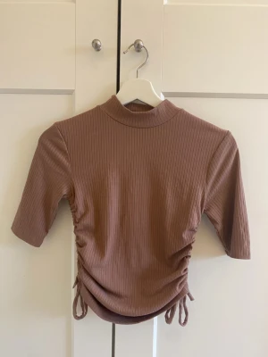 Tröja - En fin tröja med dragsko som är använd max en gång.  