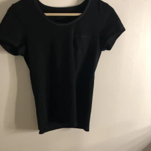 T-shirt - T-shirt med en fick på💓 Storlek och märke saknas men passar mig som har Xs i vanliga fall.