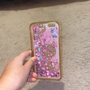 Mobilskal IPhone 8+ - Jag säljer min skal som jag har haft ett tag men inte använt, eftersom har ny mobil och skalet passar inte mobilen. Jag kan posta men då ingår det frakt! Bor du i Eskilstuna? Okej jag skriver adressen! Telefon nummer: 0702669884