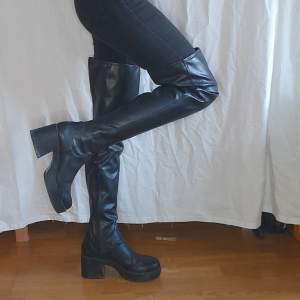 Thigh-high boots från monki, använda ett fåtal gånger. Dragkedja på innersidan Nypris: 400kr