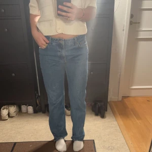 Pull&Bear low waist - Säljer dessa mörkblåa bagy low waisted jeans från Pull&Bear pga att de inte längder andvänds. Lite slitna vid hälarna därav priset. 