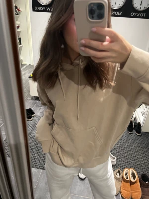 Beige hoodie  - Säljer en beige hoodie från weekday. Perfekt fit och bra kvalite på tyget. Funkar både till jeans eller mjukis 🫶🏻
