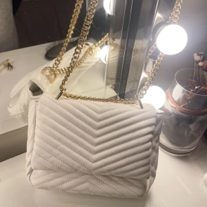 Väska  - Säljer denna snygga lilla väskan från Ullared tror jag. Inga slitage. Säljer för 40kr+frakt💓