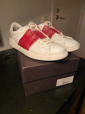 Valentino Rockstud Röd - Ett par Valentino Rockstud i använt skick (cond~5/10), därför säljs dom för så lågt pris. Skorna är äkta men han som dom köptes av slarvade bort kvittot. Priset kan diskuteras vid snabb affär.