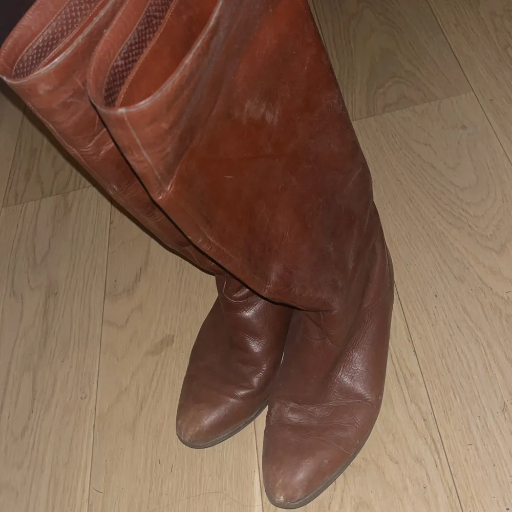 Röd/bruna boots med låg klack. Super bekväma och i bra skick, lite skruffsiga bara. . Skor.