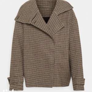 Arket jacka - Säljer min jätte fina arket jacka på grund av att den inte blir använd köpt i höst skriv flr egna bilder❤️