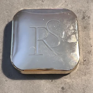 Bronzer - Säljer denna Rebecca Stella bronzer, den är aldrig använd endast swatchad, säljer den då den har skimmer i sig. Köparen står för frakten. 