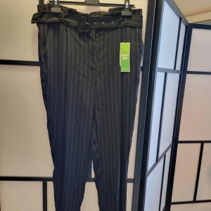 Finbyxa, Kappahl strl 44 - Helt nya byxor med lapp från KappAhl i strl 44. 