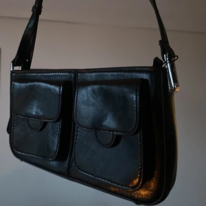 Axelväska - Axelväska köpt på Mango i Marbella💘