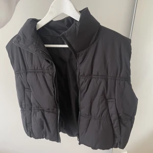 Väst - Croppad svart väst från HM, superfint skick då den endast använts några få gånger. ❤️✨