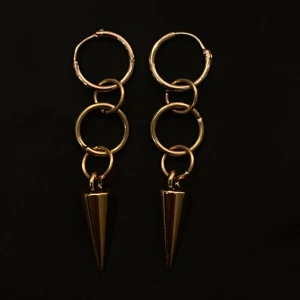 Guldiga Maria Nilsdotter liknande örhängen - Säljer dessa Maria Nilsdotter liknande örhängen, egengjorda!