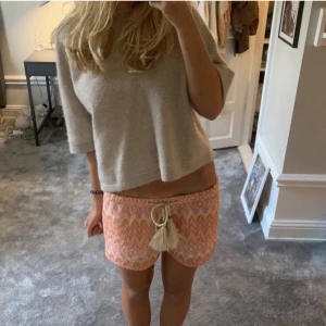 SHORTS  - Fina shorts från ester elionora, parfekta till sommaren!!  OBS frakt kostar 54kr, använd INTE ”köp nu”❣️(lånade bilder)