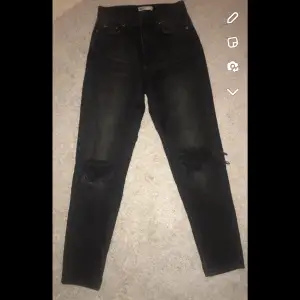 Svarta jeans från Gina tricot i storlek 32. Skriv om du vill ha bilder med dom på.