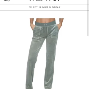 Juisy byxor -  Juisy byxor som är lite mjuka som när man precis köpt de. Det är lite slitna ”bruna” allra längst ner eftersom det har varit för långa för mig därmed säljer jag dom eftersom de inte kommer till användning❤️