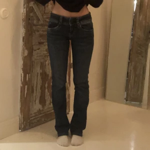 Ltb jeans  - Intressekoll på dessa snygga lågmidjade som jag köpte från zalando för 1000kr, dom är knappt använda då jag fick dom vid jul. Passar storlek 26/32, mörkblå färg. Säljer för 500kr + frakt (66kr) då dom är helt nya💓
