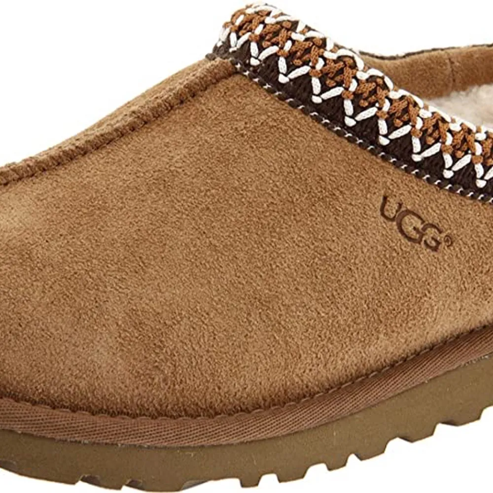 Säljer mina helt nya Ugg tasman skor i storlek 39. Säljer dom eftersom att det var för små. Skorna är helt nya och ligger fortfarande kvar i kartongen! Buda från 1100kr eller köp direkt för 1350kr💘. Skor.